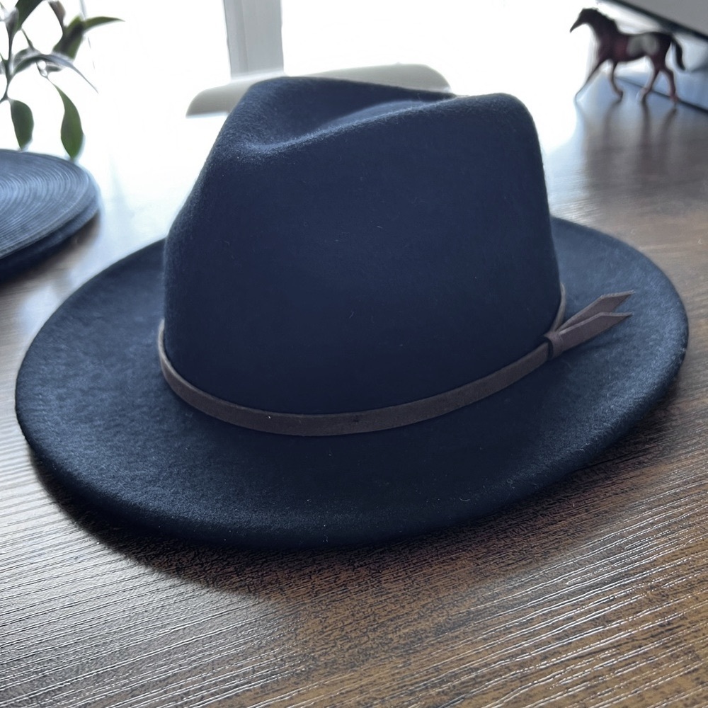 King & Fifth Black Montana Hat with Brown Strap Accent